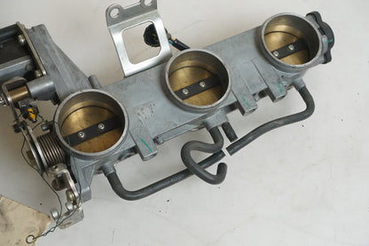 Vänster sida på Spjällhus från en Triumph Sprint ST -2005 motorcykel.