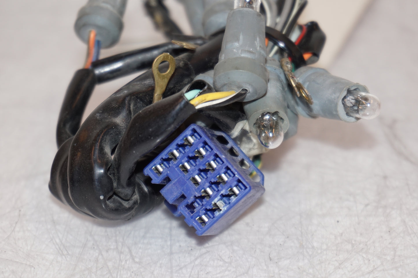 Vänster sida på Kontrollampor från en Suzuki GSX 750 -2002 motorcykel.