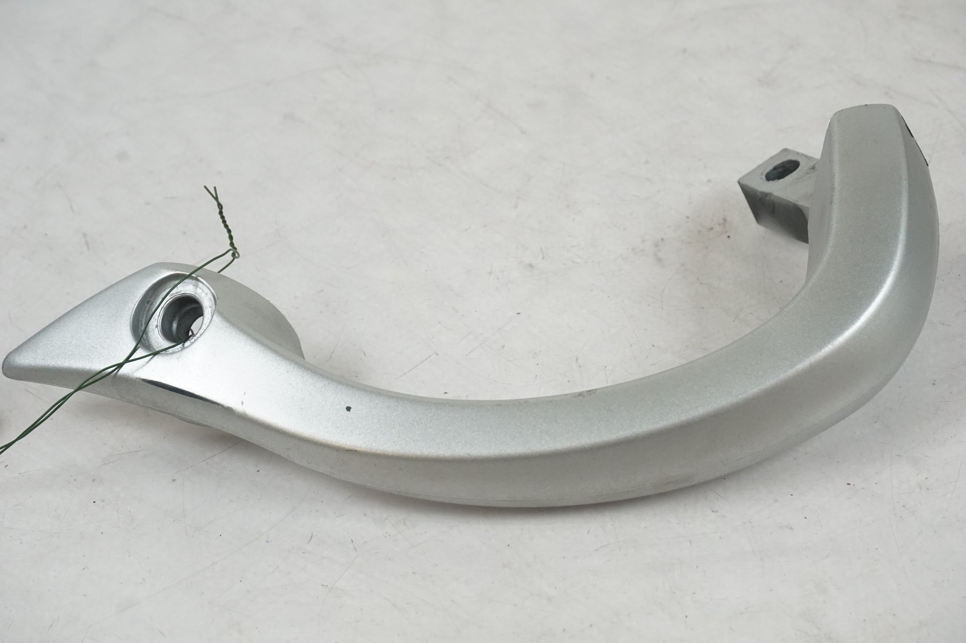 Framsidan på Passagerarhandtag från en Kawasaki ZX-9R -1998 motorcykel.