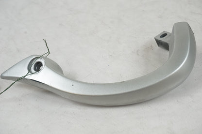 Framsidan på Passagerarhandtag från en Kawasaki ZX-9R -1998 motorcykel.