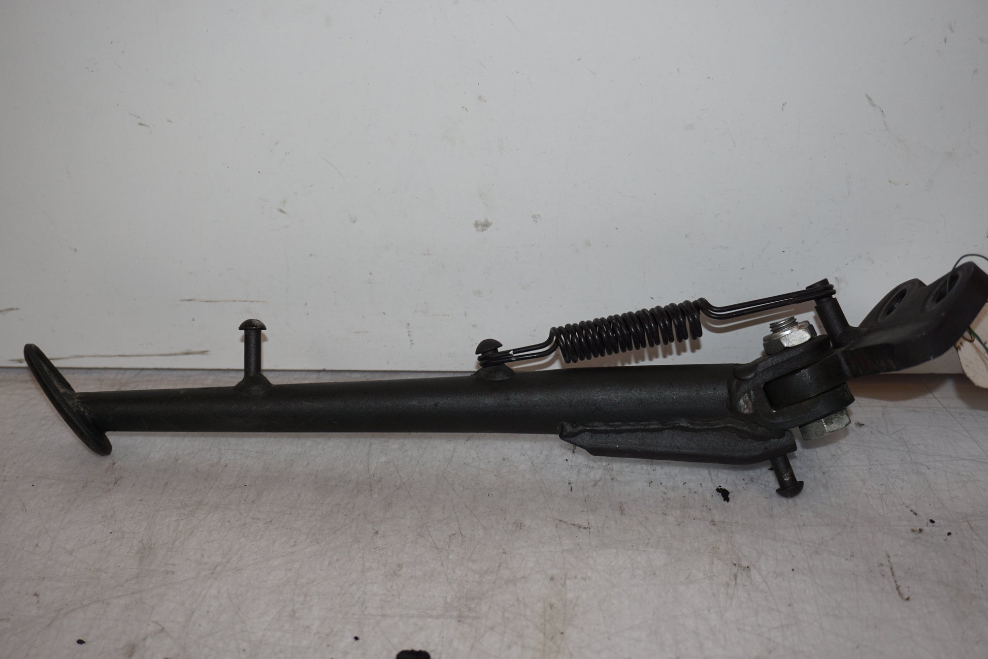 Höger sida på Sidostöd från en Kawasaki Z 1000 -2011 motorcykel.