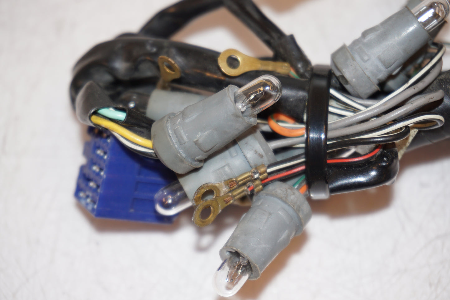 Snett uppifrån på Kontrollampor från en Suzuki GSX 750 -2002 motorcykel.