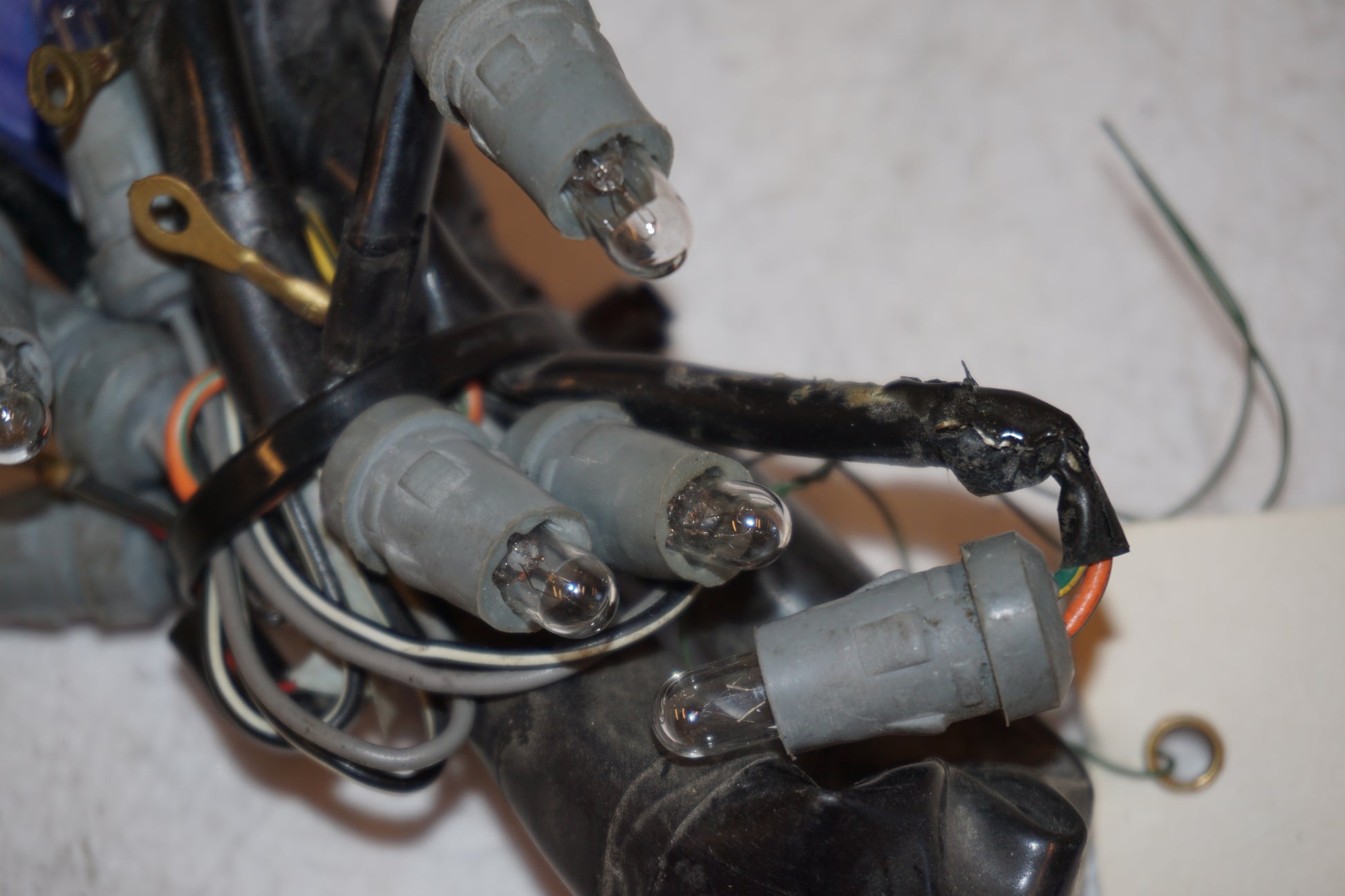 Snett nerifrån på Kontrollampor från en Suzuki GSX 750 -2002 motorcykel.