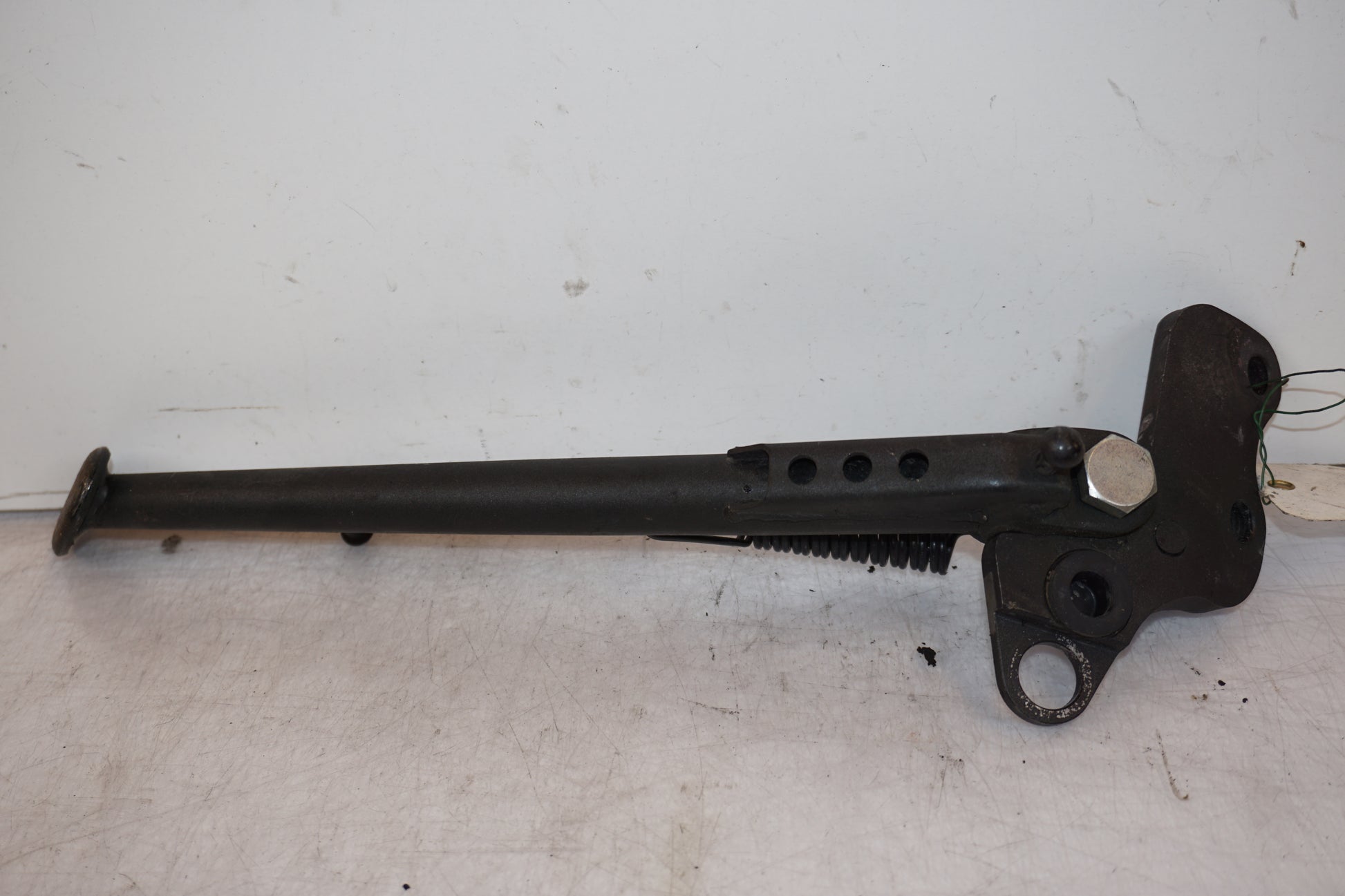 Vänster sida på Sidostöd från en Kawasaki Z 1000 -2011 motorcykel.