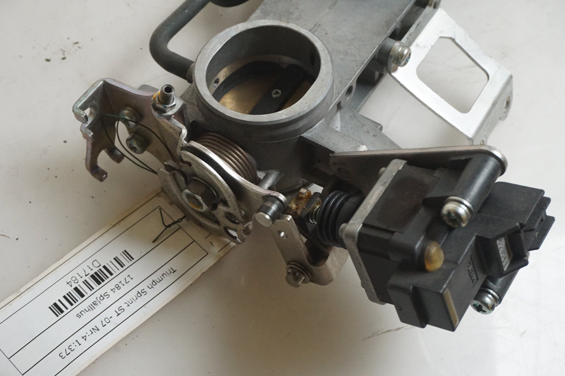 Baksidan på Spjällhus från en Triumph Sprint ST -2007 motorcykel.