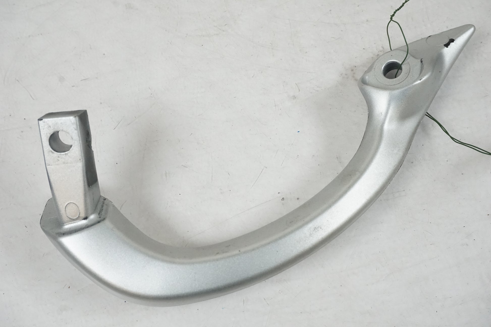 Höger sida på Passagerarhandtag från en Kawasaki ZX-9R -1998 motorcykel.