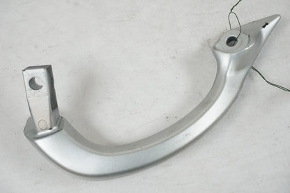 Höger sida på Passagerarhandtag från en Kawasaki ZX-9R -1998 motorcykel.