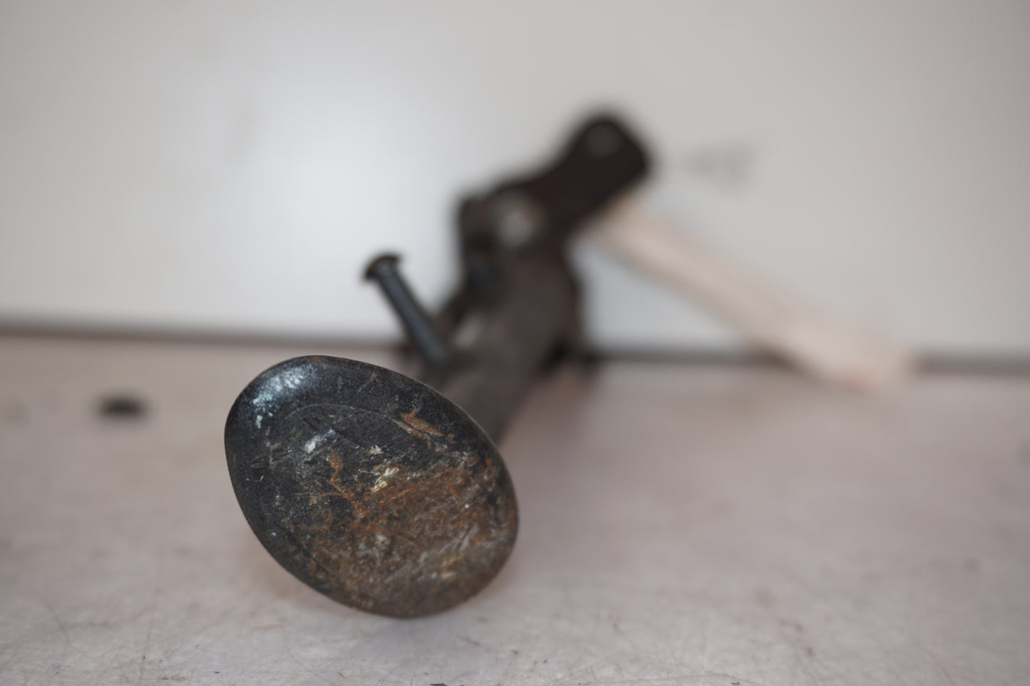 Snett uppifrån på Sidostöd från en Kawasaki Z 1000 -2011 motorcykel.