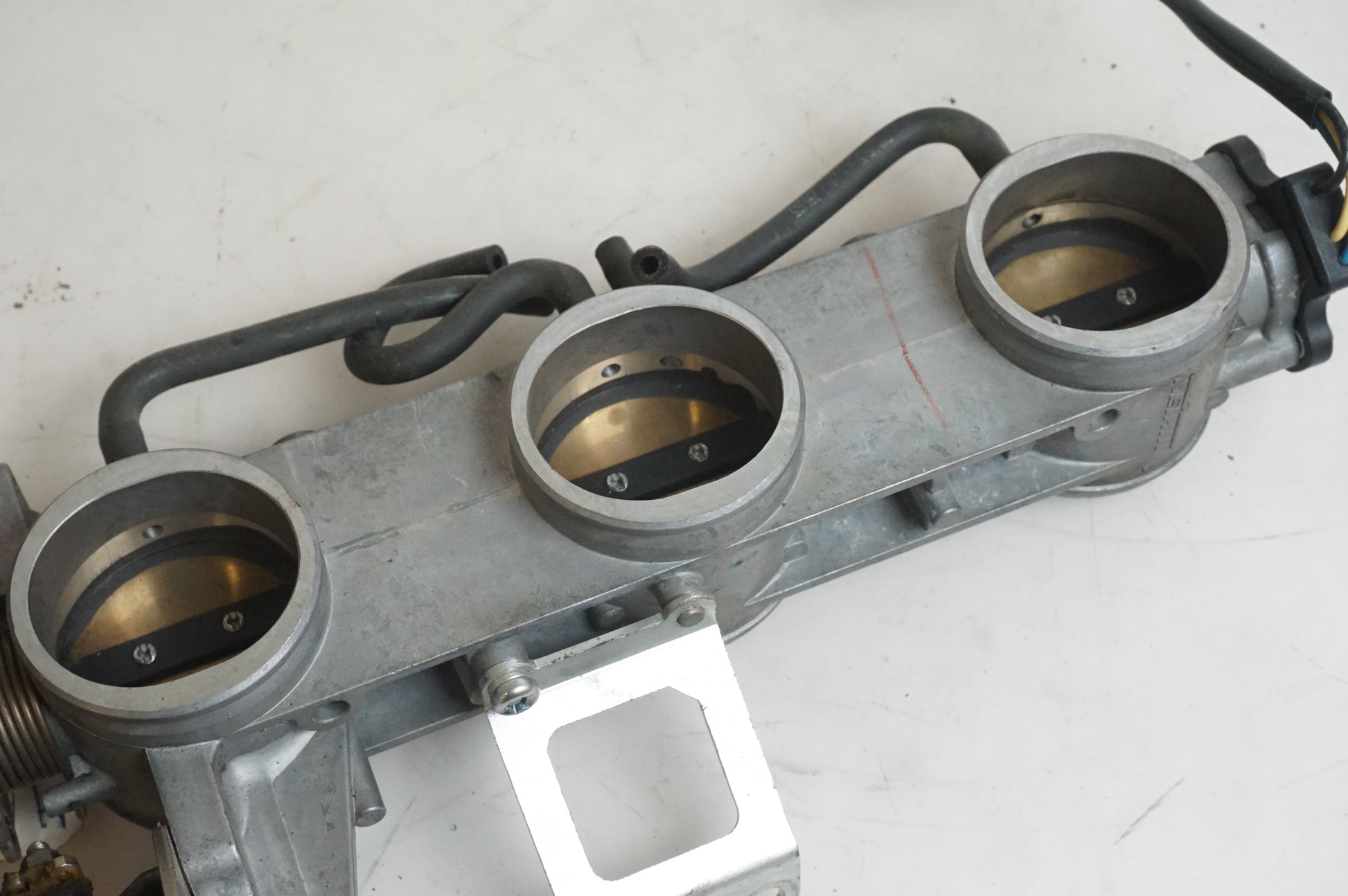 Höger sida på Spjällhus från en Triumph Sprint ST -2007 motorcykel.