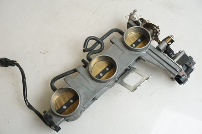 Vänster sida på Spjällhus från en Triumph Sprint ST -2007 motorcykel.