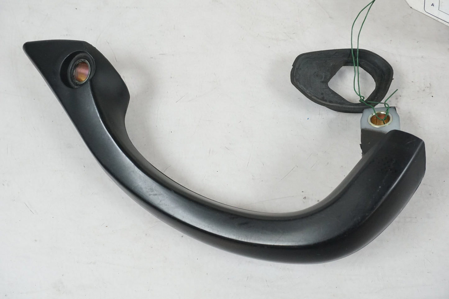 Framsidan på Passagerarhandtag från en Kawasaki ZR-7 -2002 motorcykel.