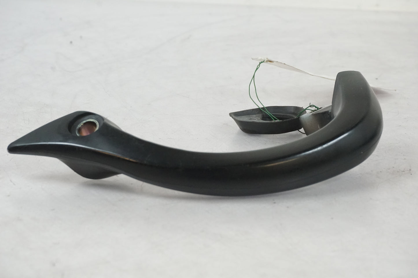 Baksidan på Passagerarhandtag från en Kawasaki ZR-7 -2002 motorcykel.