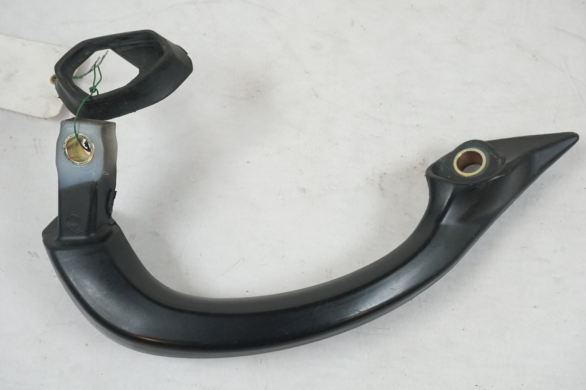 Höger sida på Passagerarhandtag från en Kawasaki ZR-7 -2002 motorcykel.