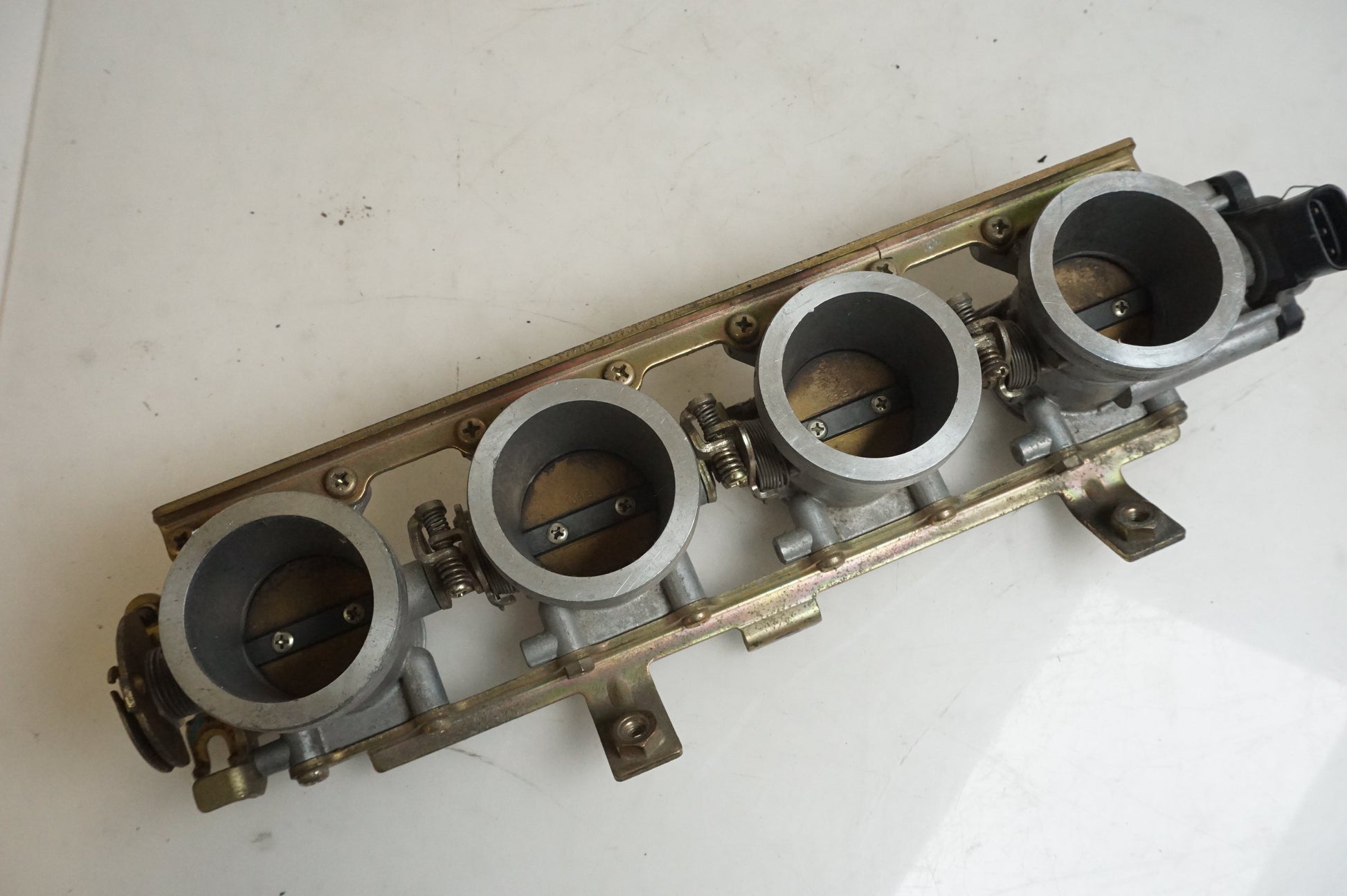 Framsidan på Spjällhus från en Triumph TT 600 -2000 motorcykel.