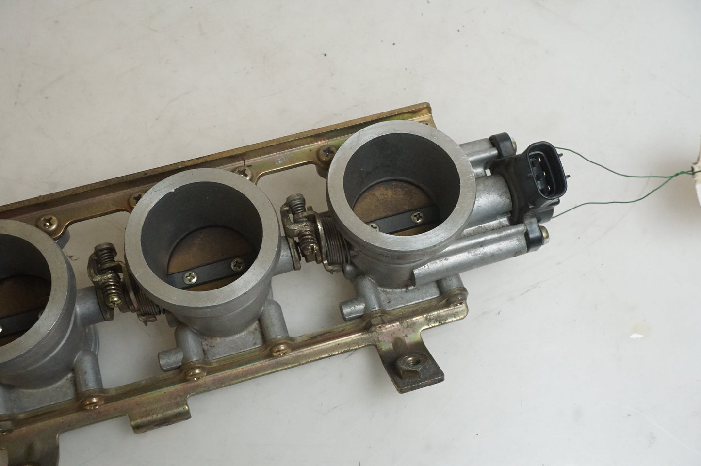 Baksidan på Spjällhus från en Triumph TT 600 -2000 motorcykel.