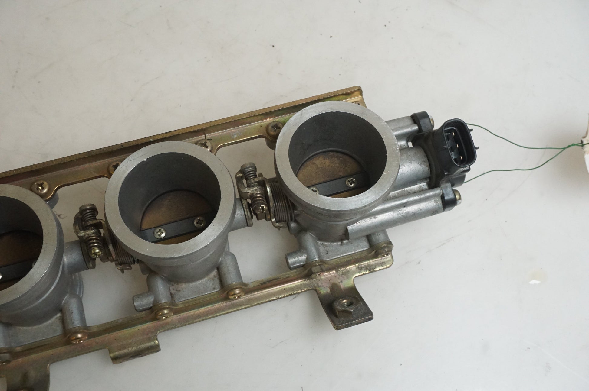 Baksidan på Spjällhus från en Triumph TT 600 -2000 motorcykel.