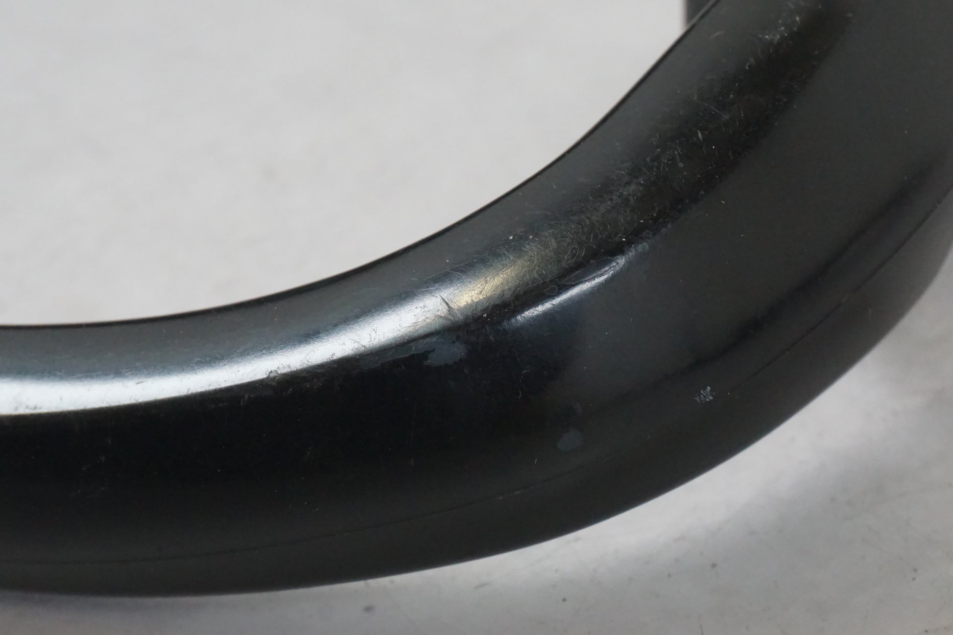 Baksidan på Passagerarhandtag från en Kawasaki ZX-6R -1999 motorcykel.