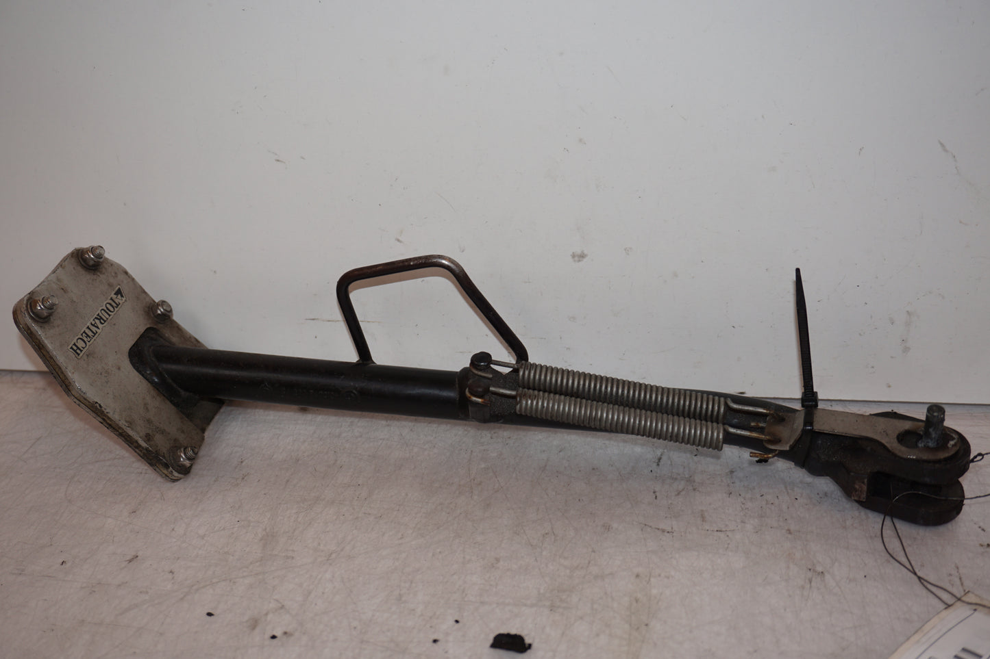 Baksidan på Sidostöd från en BMW R 1150 GS -1999 motorcykel.