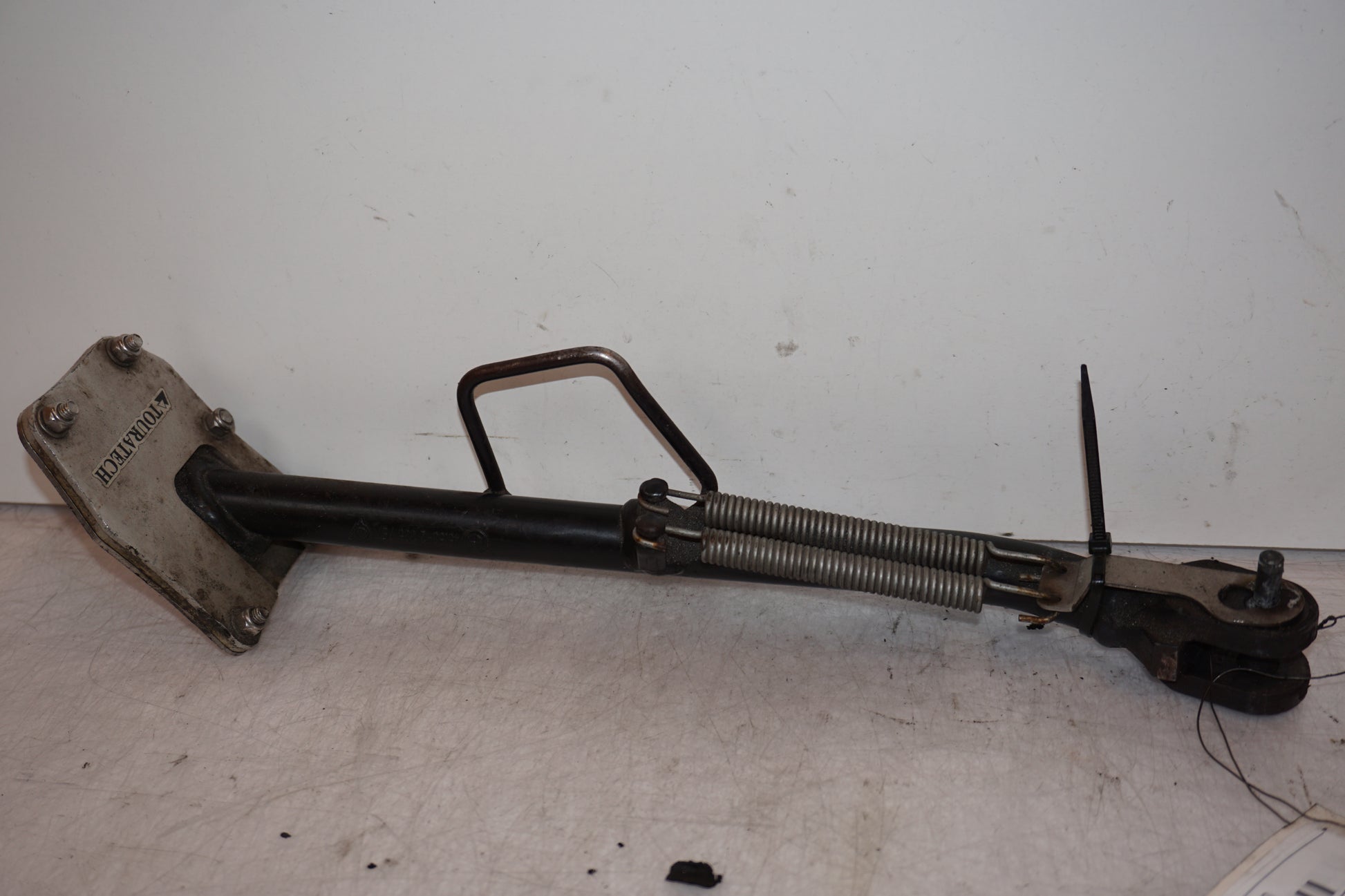 Baksidan på Sidostöd från en BMW R 1150 GS -1999 motorcykel.