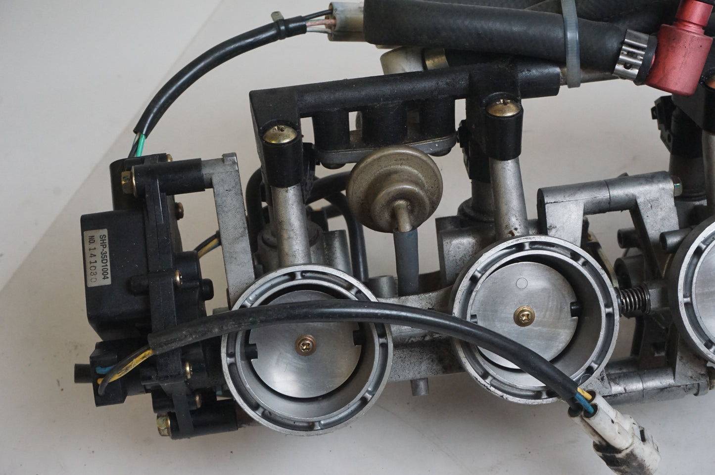 Baksidan på Insprutbrygga från en Triumph Daytona 600 -2003 motorcykel.