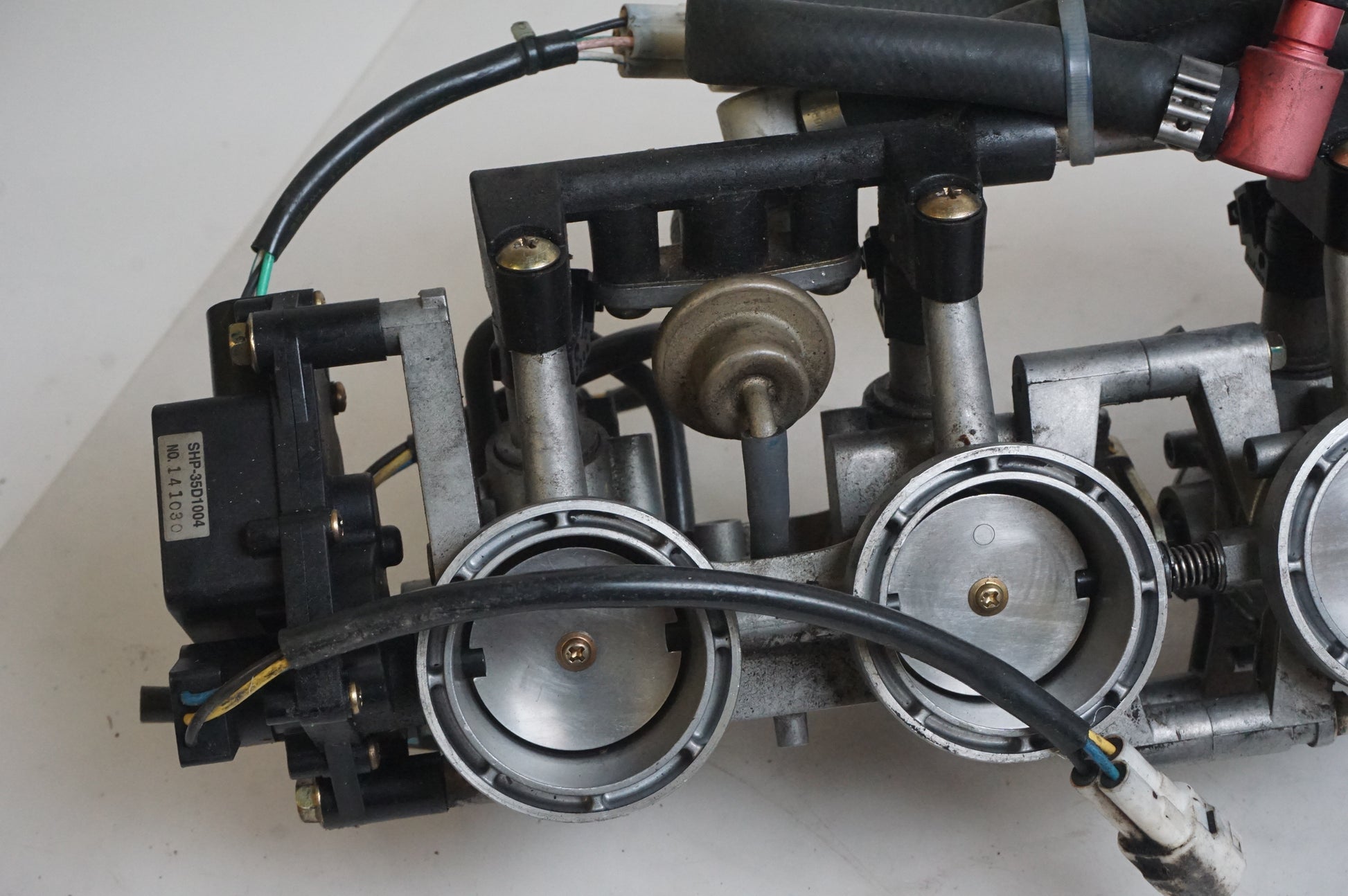 Baksidan på Insprutbrygga från en Triumph Daytona 600 -2003 motorcykel.