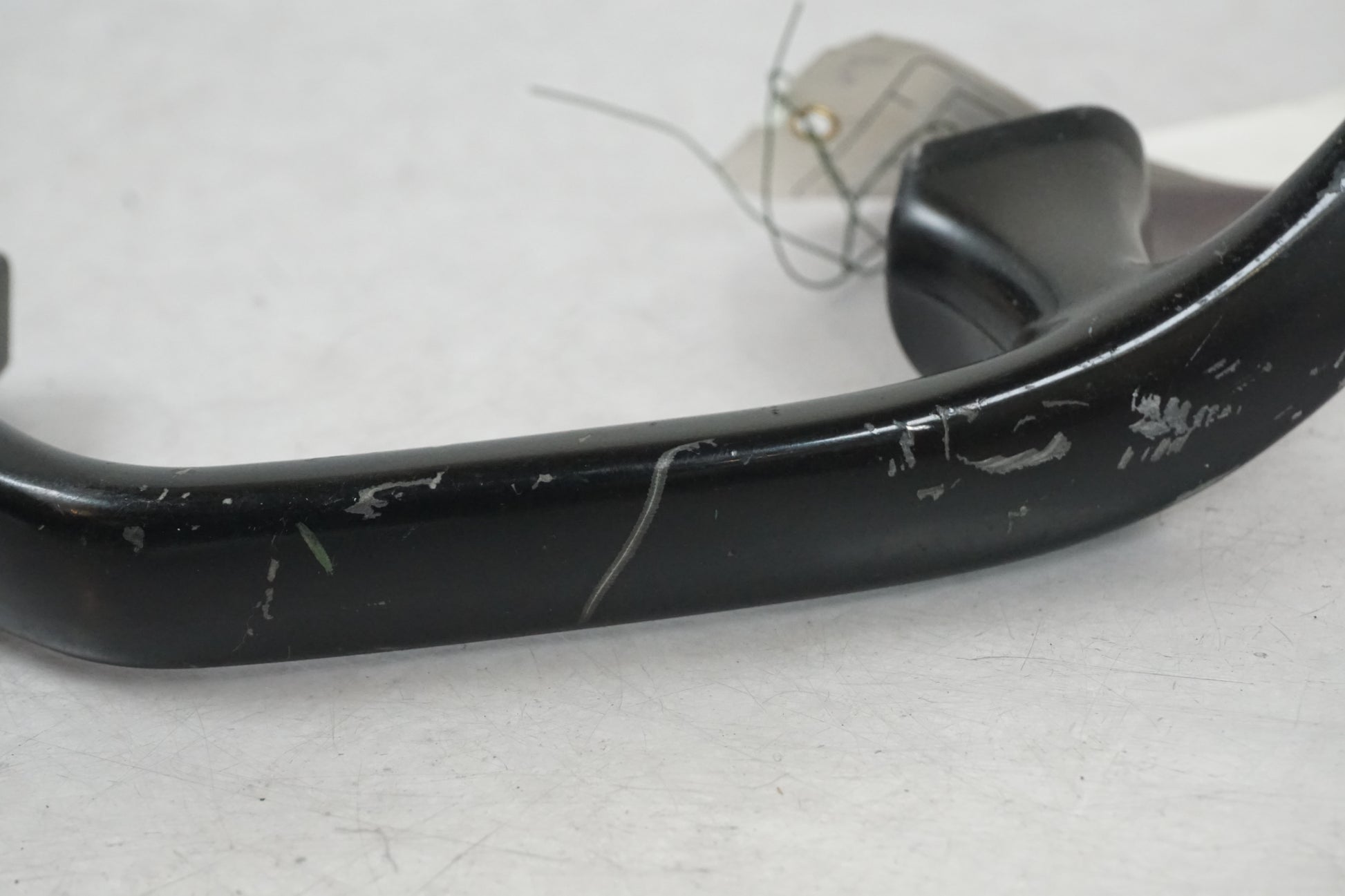 Baksidan på Passagerarhandtag från en Kawasaki ZX-6R -1997 motorcykel.