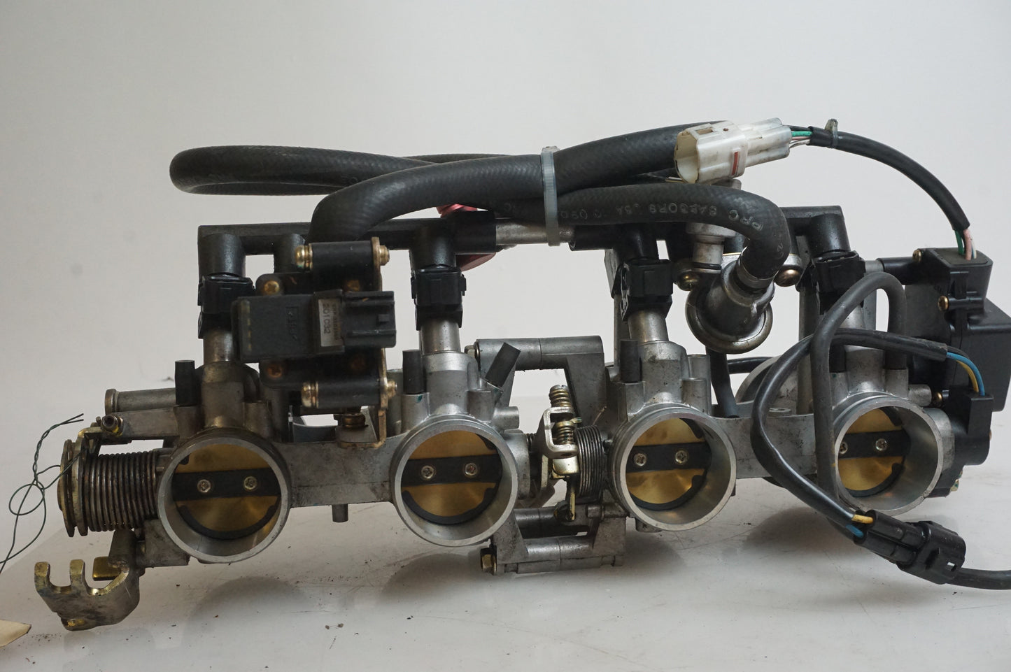 Vänster sida på Insprutbrygga från en Triumph Daytona 600 -2003 motorcykel.