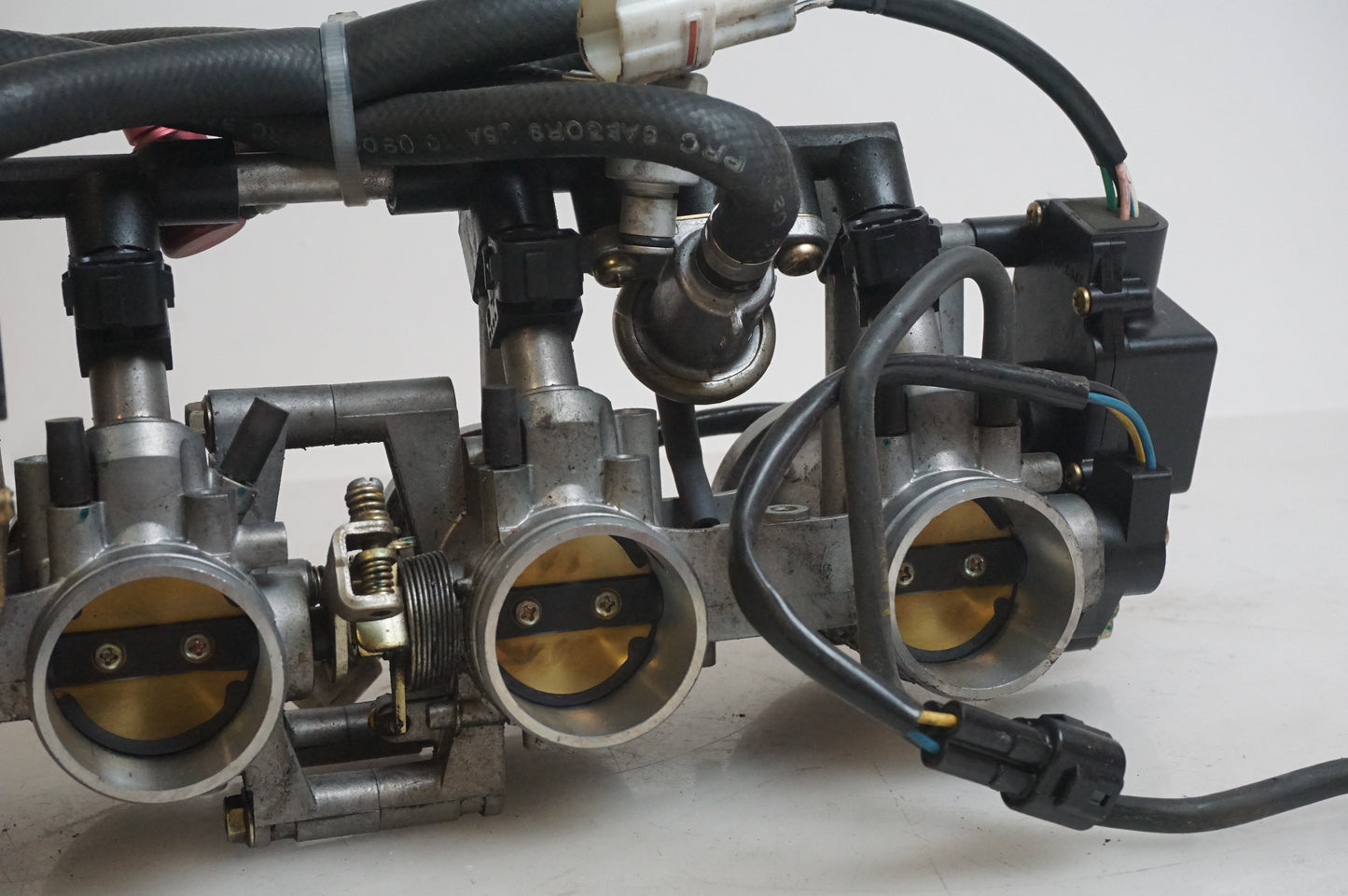 Snett uppifrån på Insprutbrygga från en Triumph Daytona 600 -2003 motorcykel.