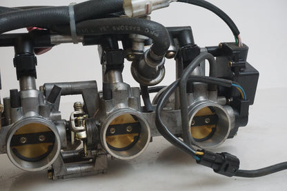 Snett uppifrån på Insprutbrygga från en Triumph Daytona 600 -2003 motorcykel.