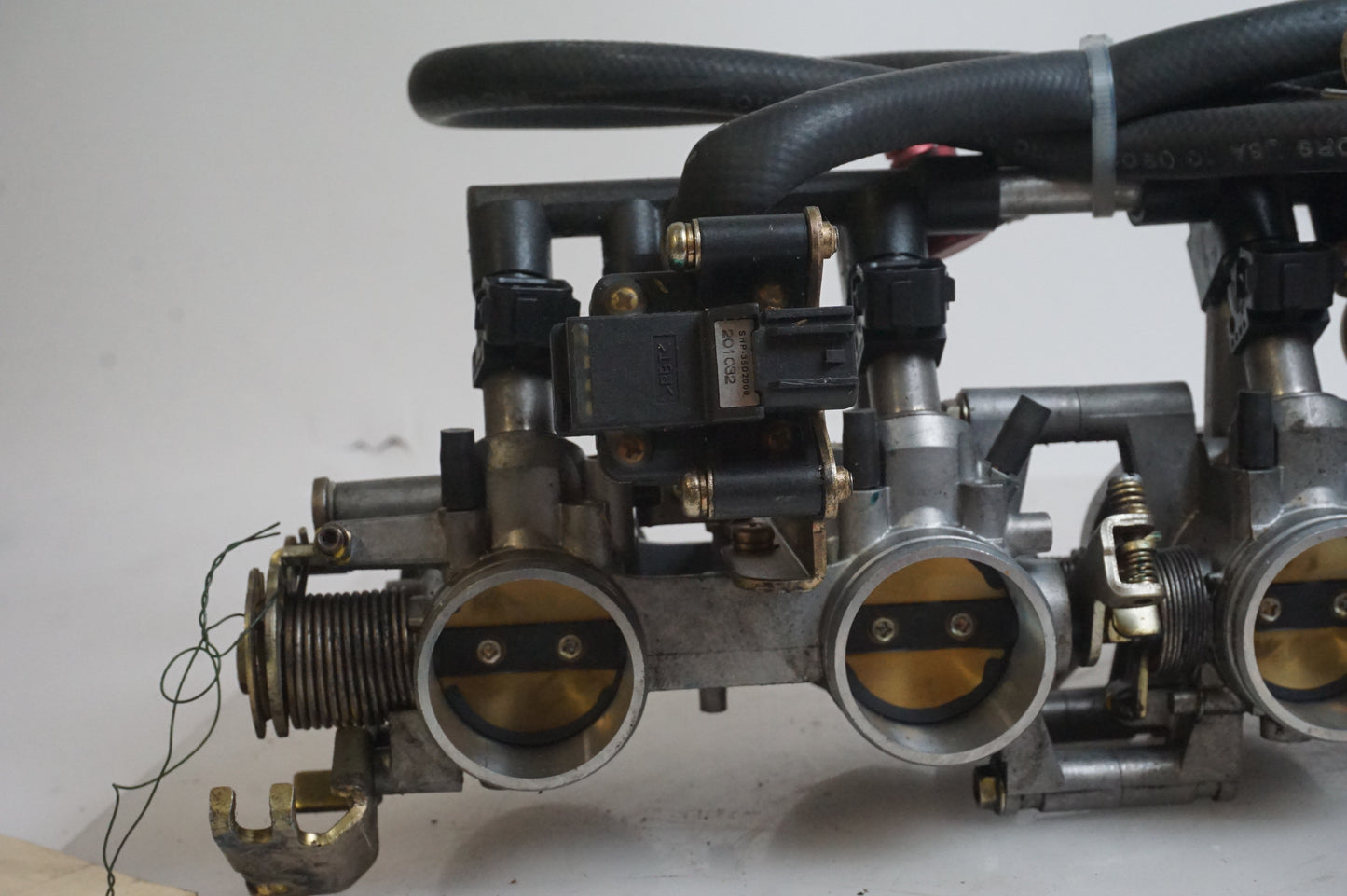 Snett nerifrån på Insprutbrygga från en Triumph Daytona 600 -2003 motorcykel.