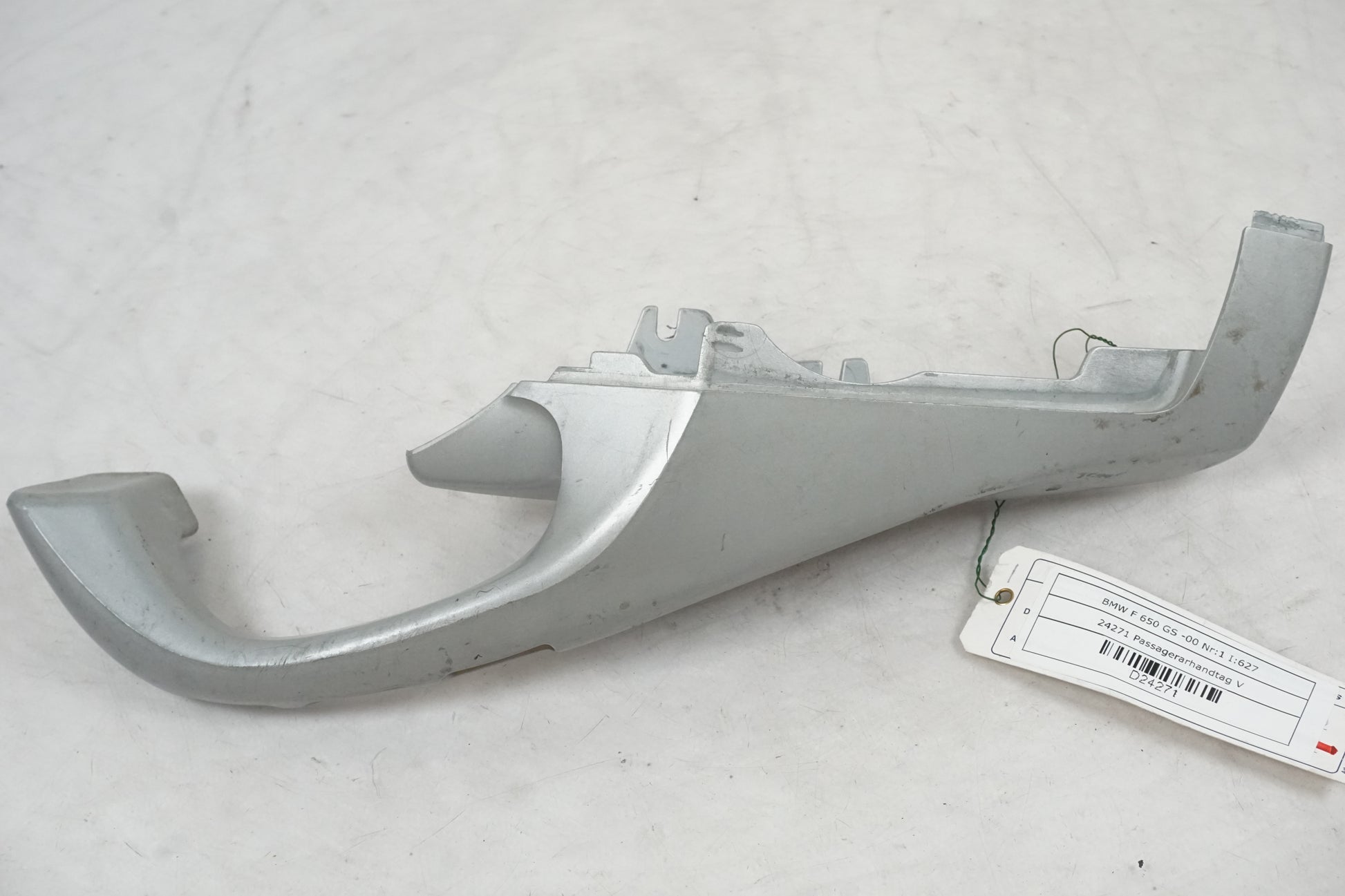 Baksidan på Passagerarhandtag från en BMW F 650 GS -2000 motorcykel.