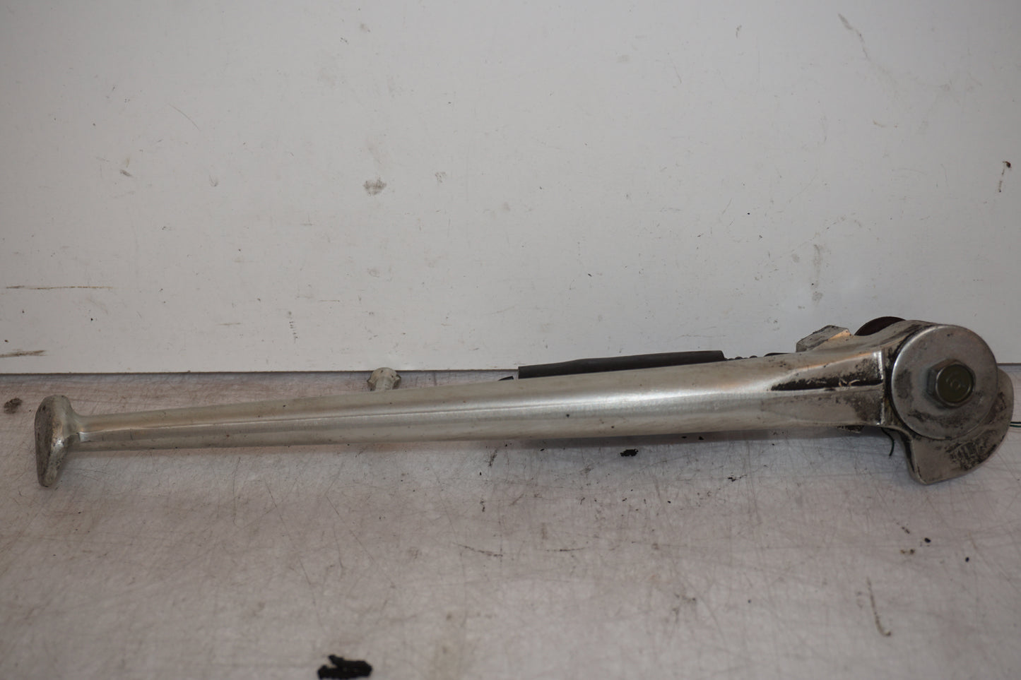 Vänster sida på Sidostöd från en Yamaha YZF R6 -2007 motorcykel.