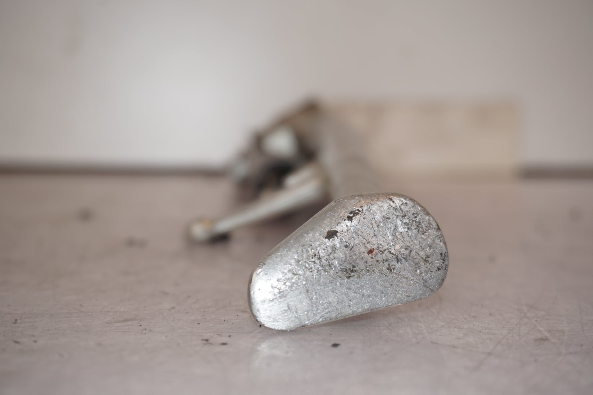 Snett uppifrån på Sidostöd från en Yamaha YZF R6 -2007 motorcykel.