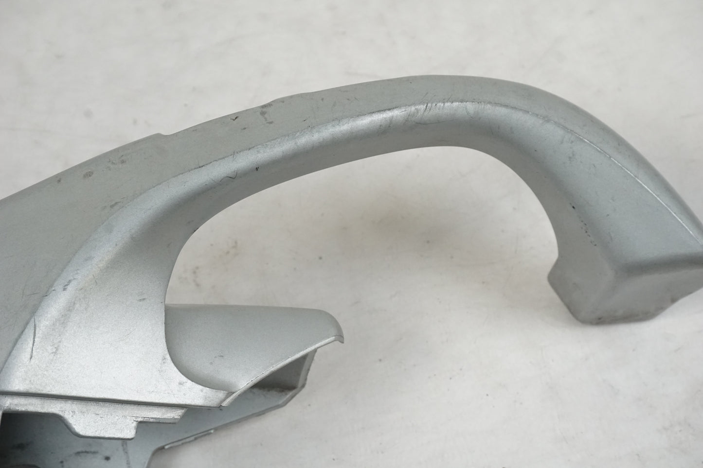 Vänster sida på Passagerarhandtag från en BMW F 650 GS -2000 motorcykel.