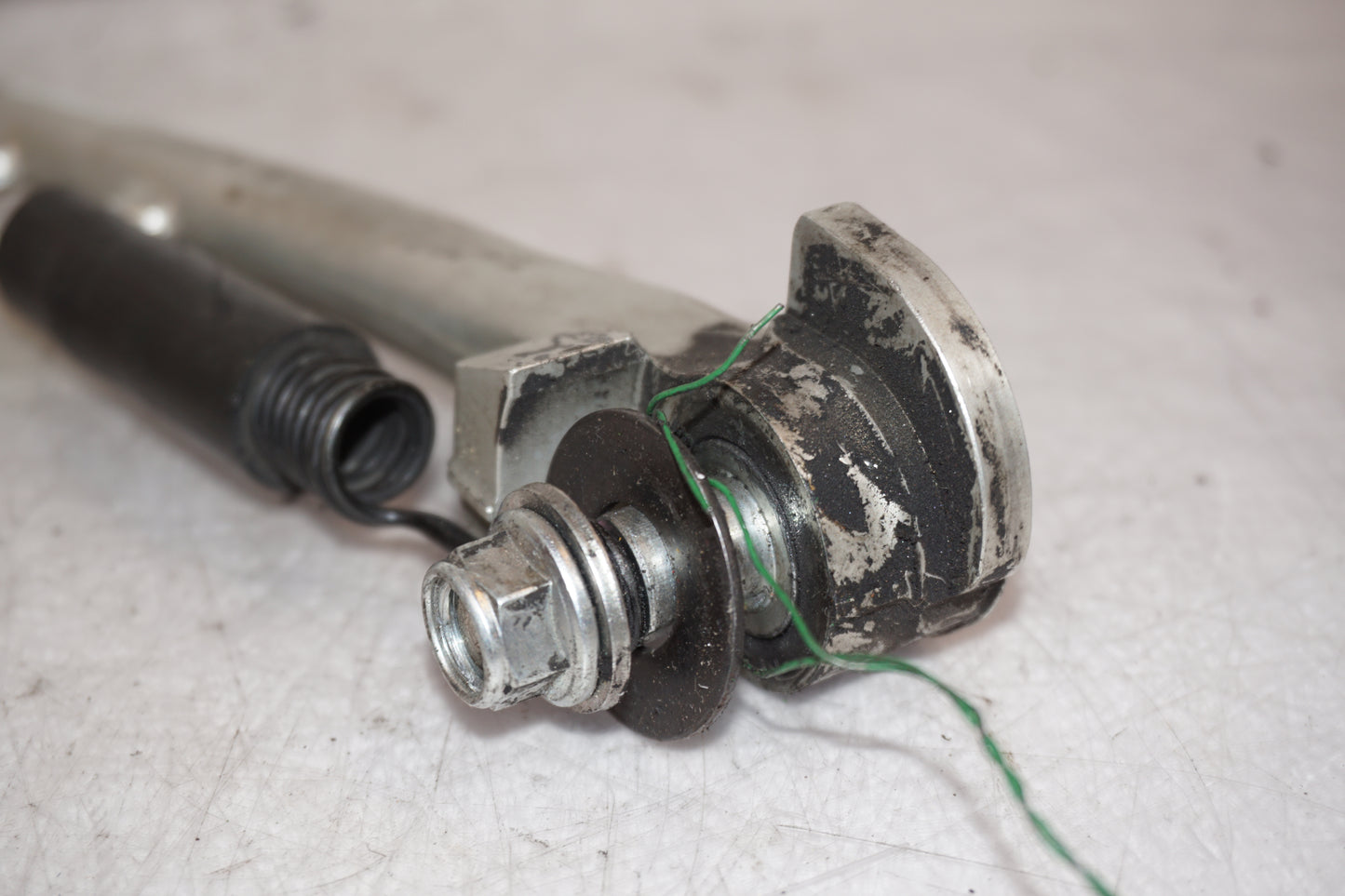 Snett nerifrån på Sidostöd från en Yamaha YZF R6 -2007 motorcykel.