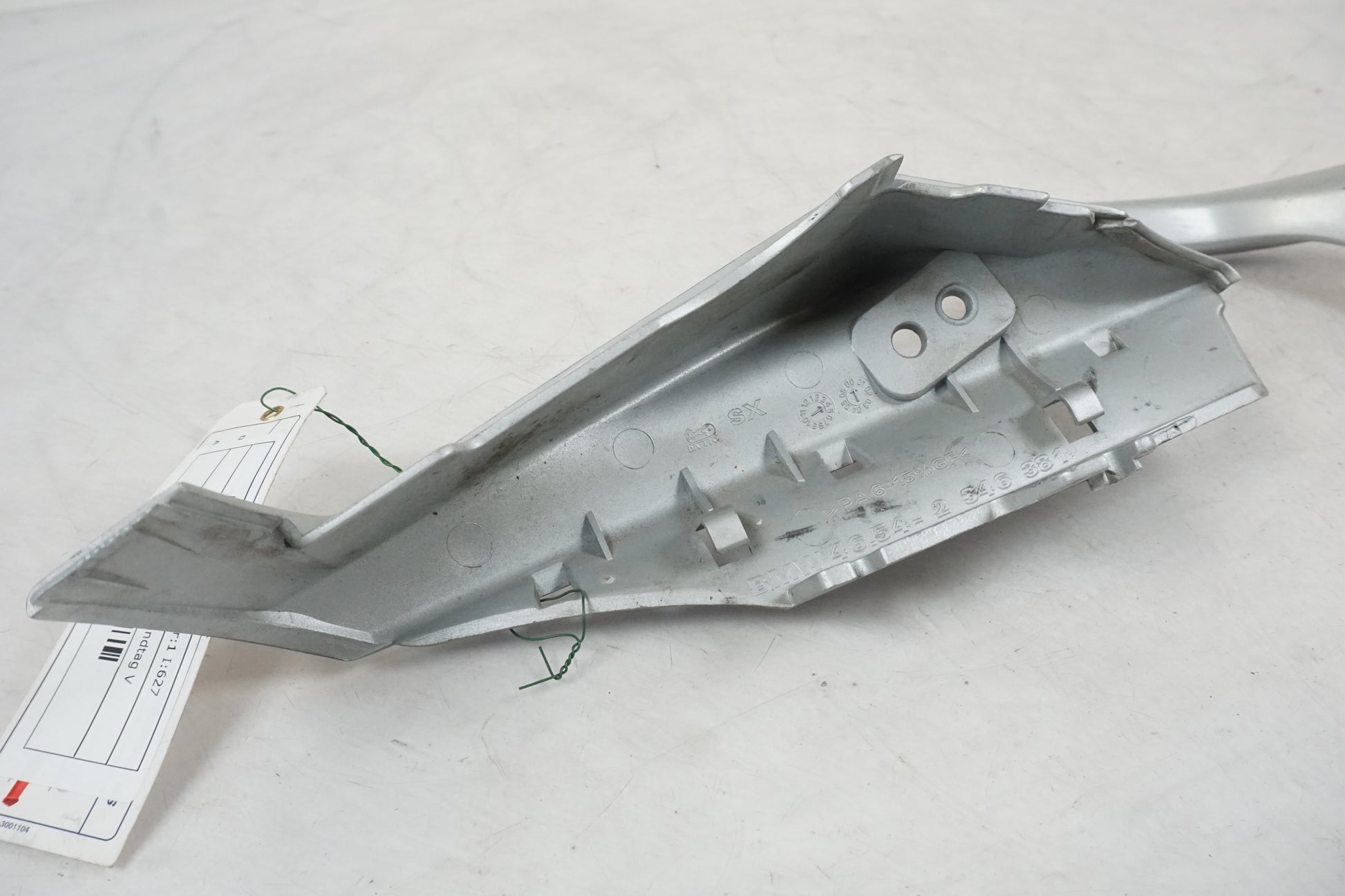 Snett uppifrån på Passagerarhandtag från en BMW F 650 GS -2000 motorcykel.