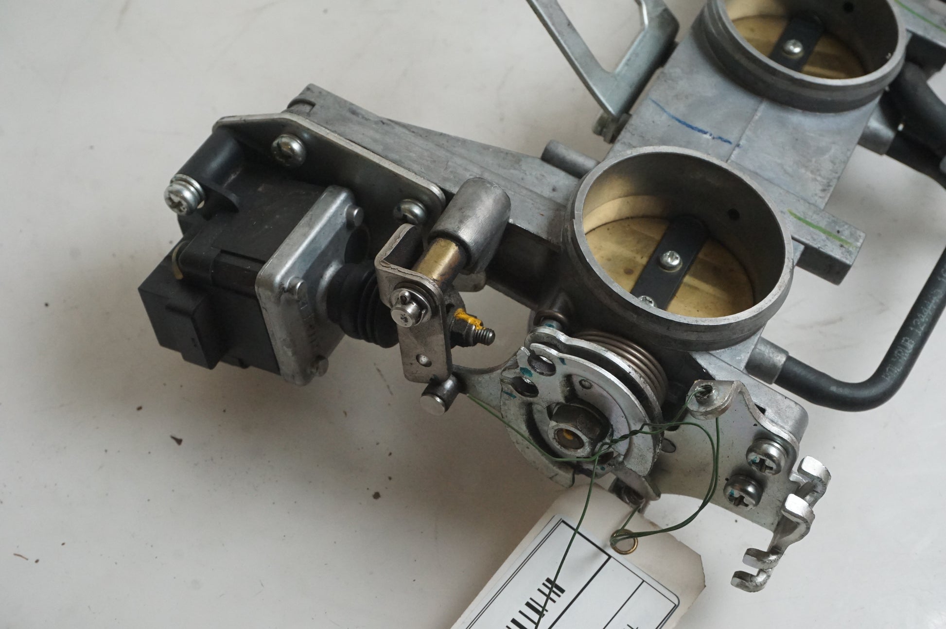 Baksidan på Spjällhus från en Triumph Speed Triple -2009 motorcykel.