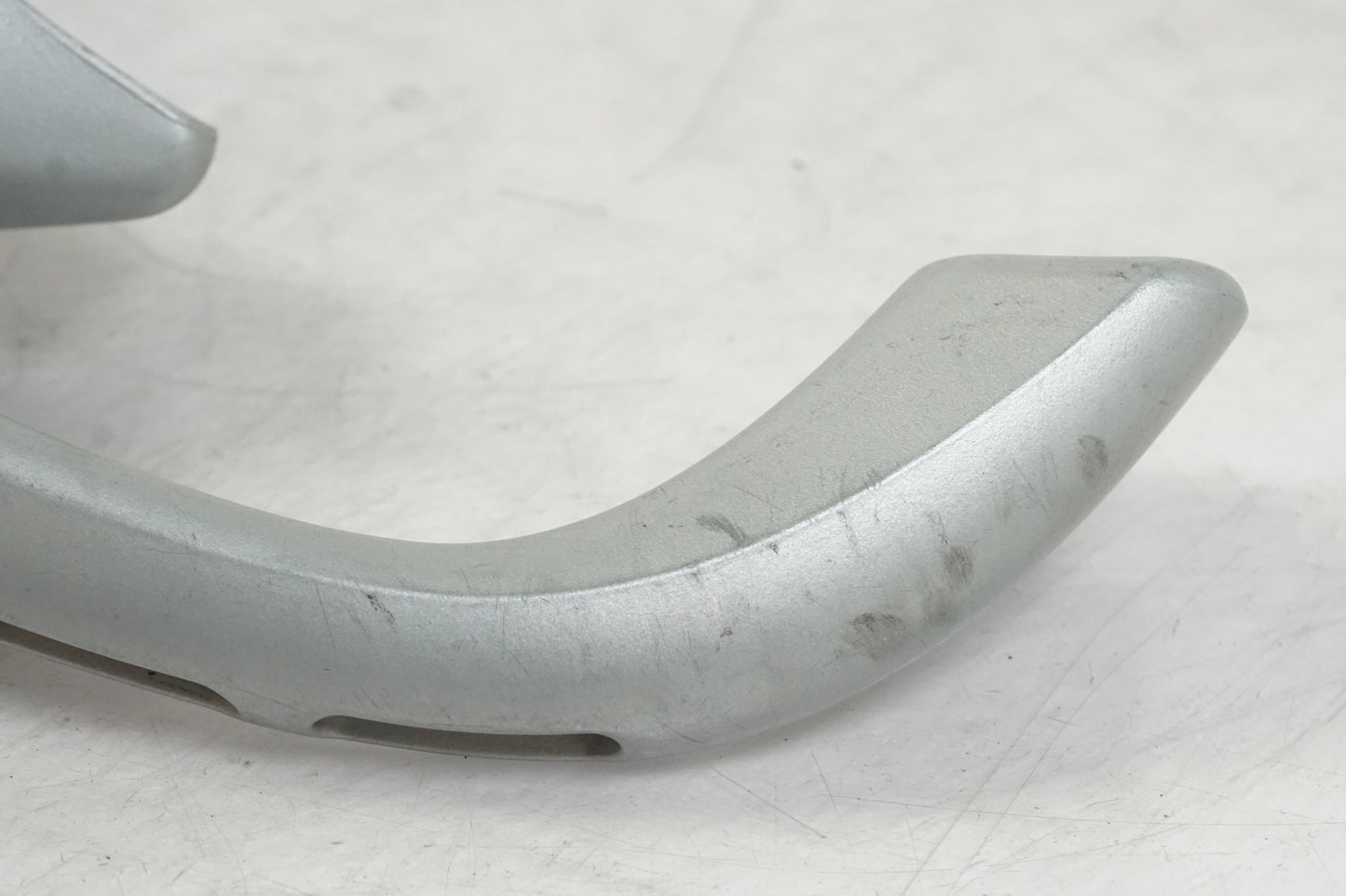 Höger sida på Passagerarhandtag från en BMW F 650 GS -2000 motorcykel.