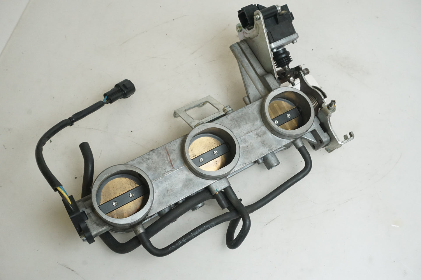 Vänster sida på Spjällhus från en Triumph Speed Triple -2009 motorcykel.