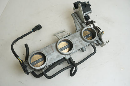 Vänster sida på Spjällhus från en Triumph Speed Triple -2009 motorcykel.