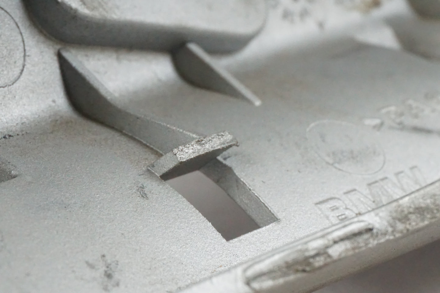 Snett uppifrån på Passagerarhandtag från en BMW F 650 GS -2000 motorcykel.