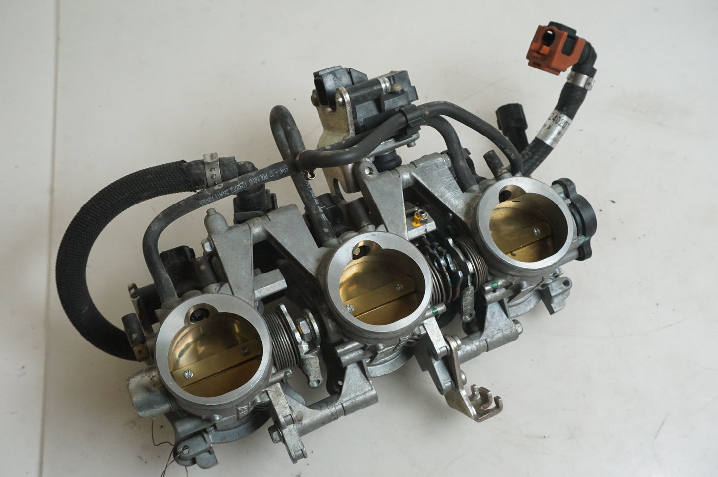 Framsidan på Spjällhus från en Triumph Tiger 800 -2011 motorcykel.