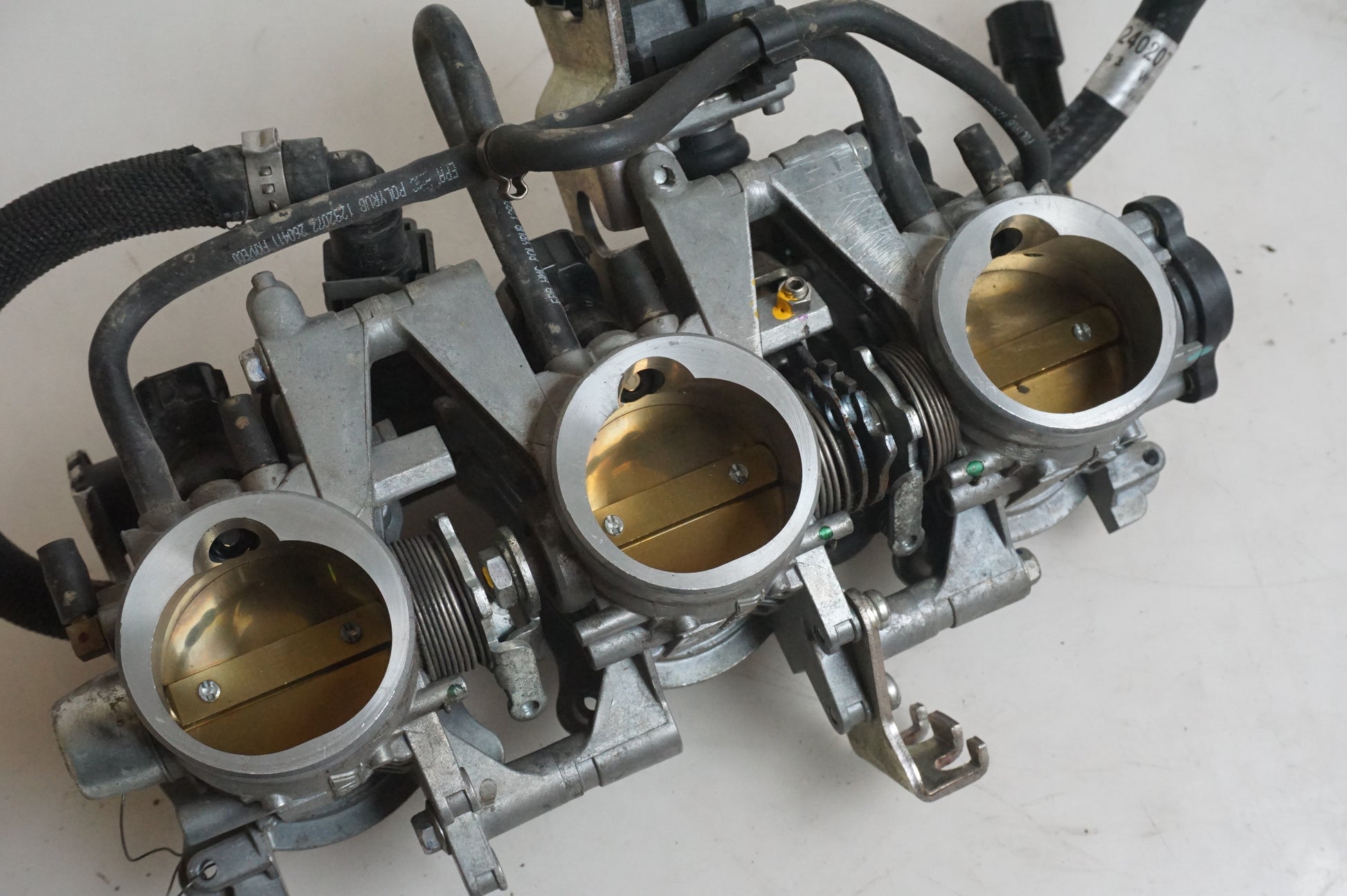 Baksidan på Spjällhus från en Triumph Tiger 800 -2011 motorcykel.