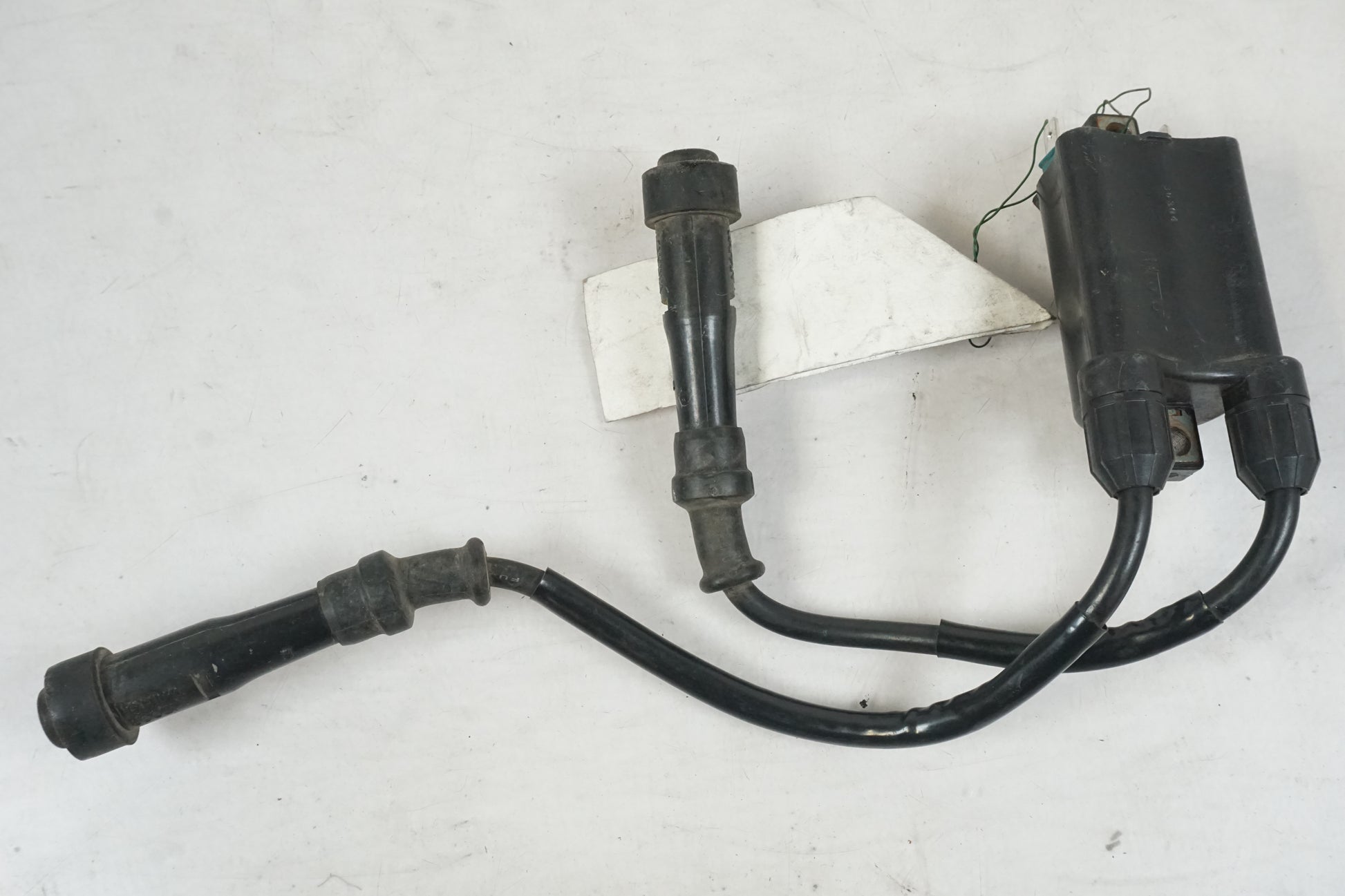 Baksidan på Tändspole från en Honda CB 750 SF -2003 motorcykel.