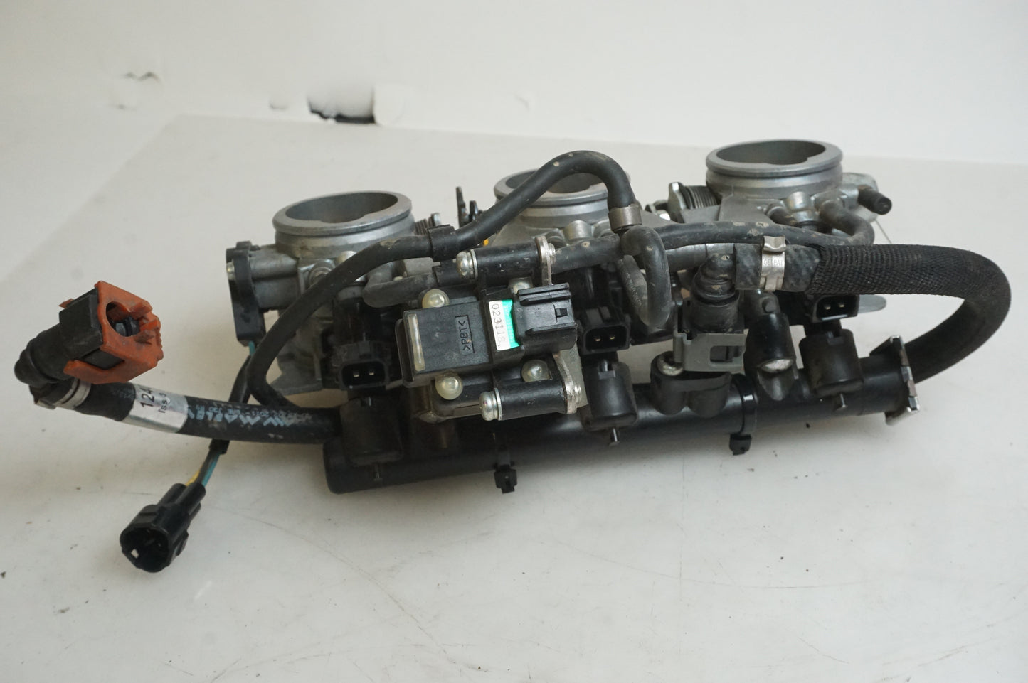 Höger sida på Spjällhus från en Triumph Tiger 800 -2011 motorcykel.