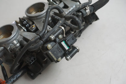 Vänster sida på Spjällhus från en Triumph Tiger 800 -2011 motorcykel.