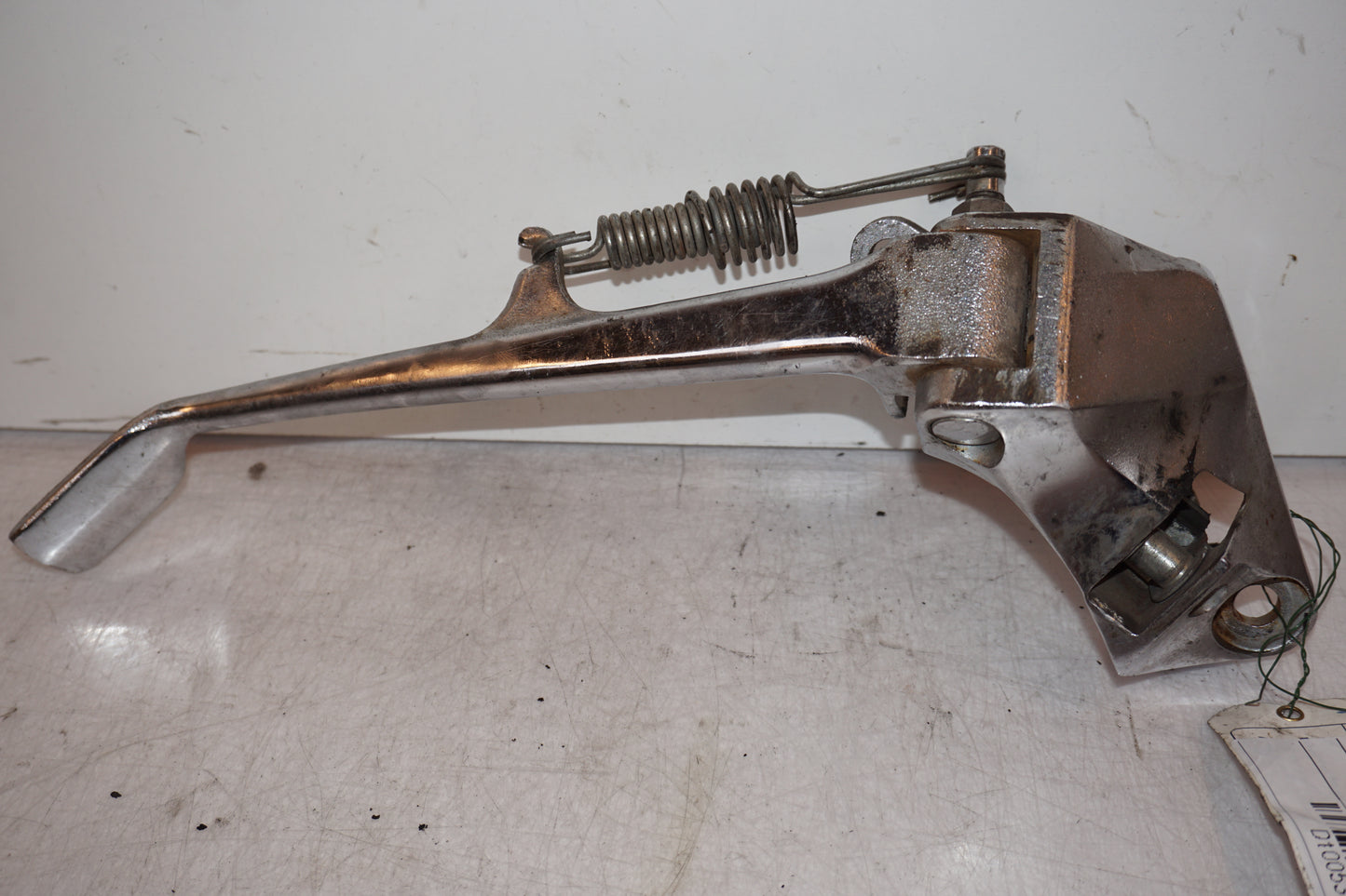 Framsidan på Sidostöd från en Suzuki LS 650 -1999 motorcykel.