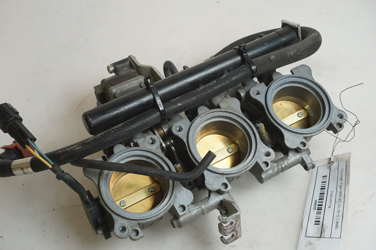 Snett uppifrån på Spjällhus från en Triumph Tiger 800 -2011 motorcykel.