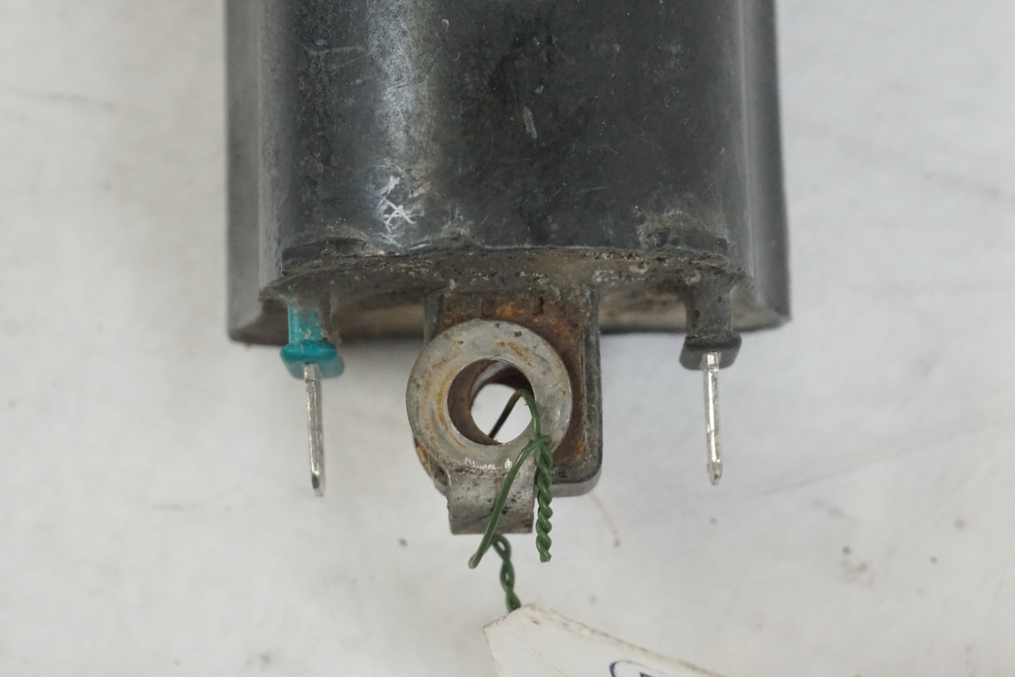 Baksidan på Tändspole från en Honda CB 750 SF -1999 motorcykel.