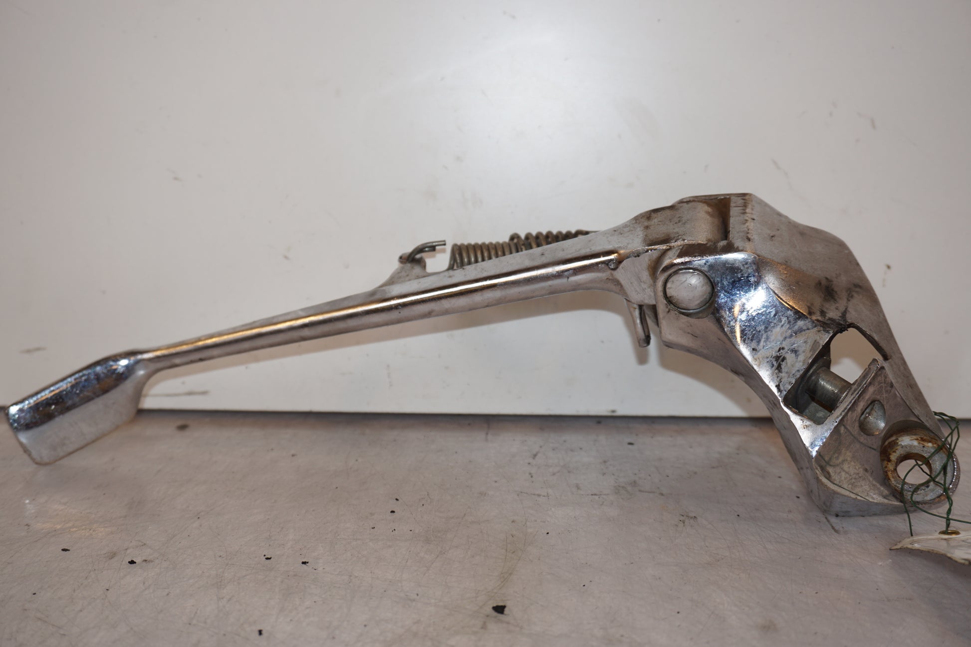 Baksidan på Sidostöd från en Suzuki LS 650 -1999 motorcykel.